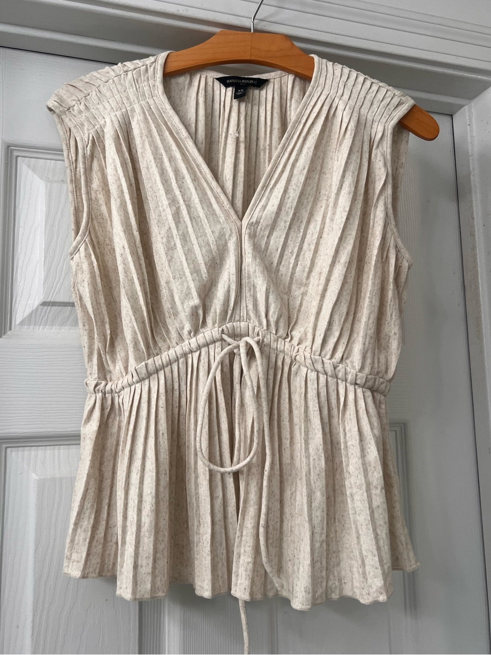 Banana Republic Cream Pleated Drawstring V-Neck Sleeveless Top Sz Small 
Casual